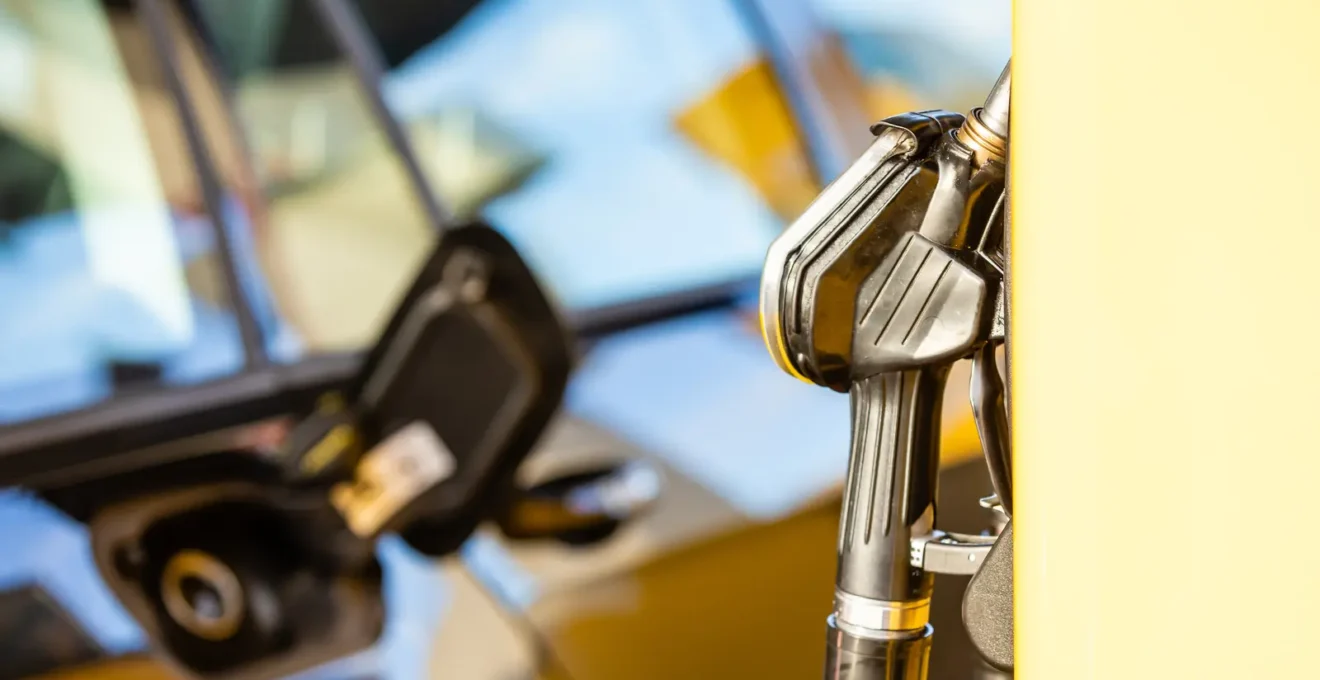 Technicien effectuant un contrôle de sécurité sur une installation GPL avec appareil de mesure